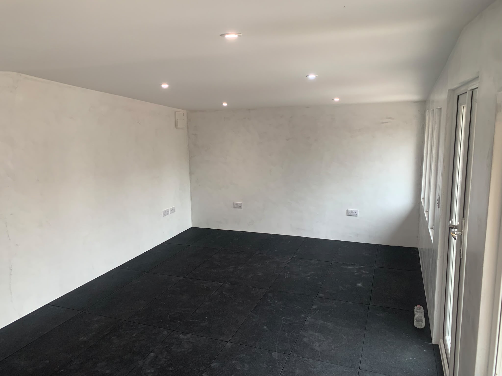 Microcement finish in an outbuilding